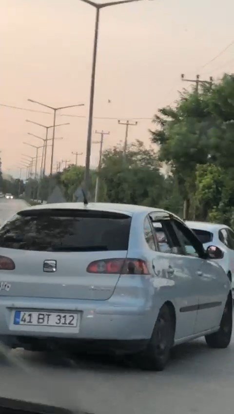 Düğün konvoyu trafiği tehlikeye düşürdü