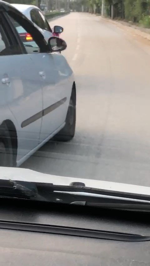 Düğün konvoyu trafiği tehlikeye düşürdü