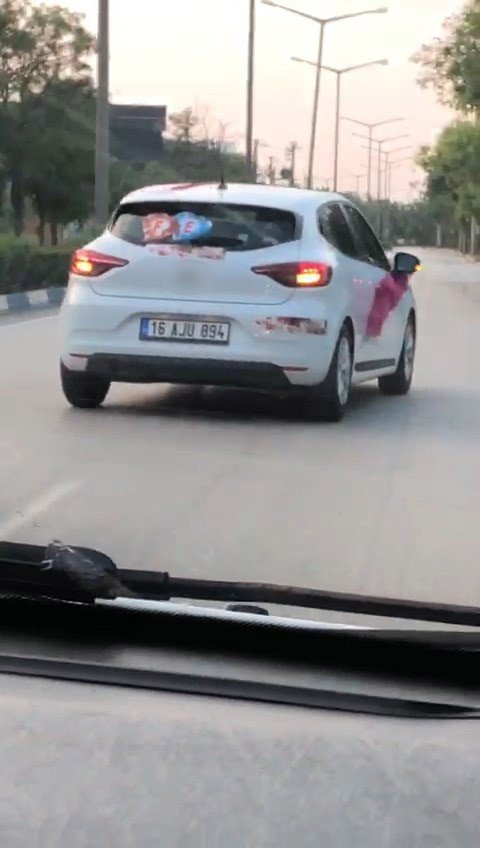 Düğün konvoyu trafiği tehlikeye düşürdü