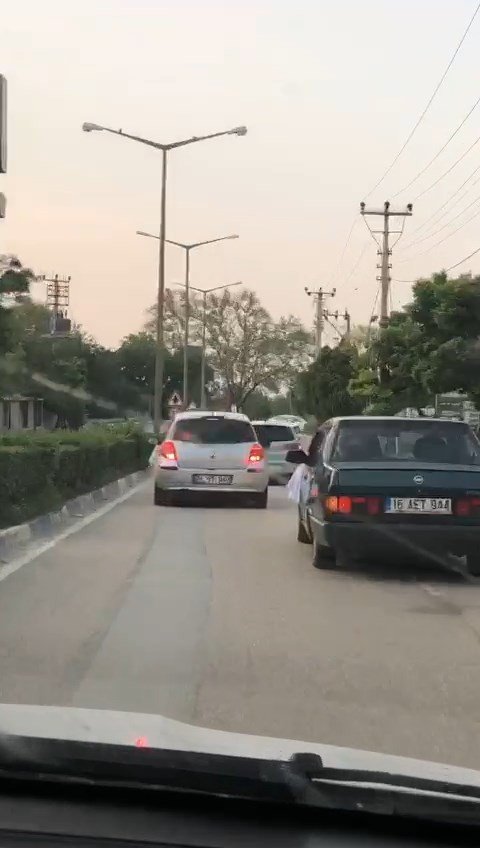 Düğün konvoyu trafiği tehlikeye düşürdü