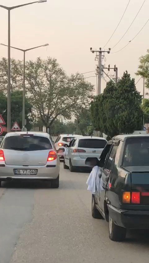 Düğün konvoyu trafiği tehlikeye düşürdü