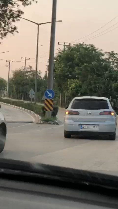 Düğün konvoyu trafiği tehlikeye düşürdü