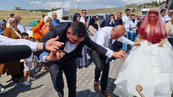 Ekmek teknesi tırını gelin arabası yaptı, düğün konvoyunu gören şaşkınlığını gizleyemedi