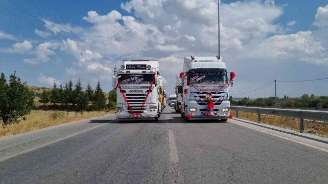 Ekmek teknesi tırını gelin arabası yaptı, düğün konvoyunu gören şaşkınlığını gizleyemedi