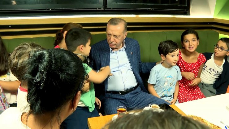 Erdoğan pastanede vatandaşlarla sohbet etti