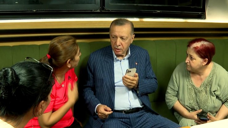 Erdoğan pastanede vatandaşlarla sohbet etti