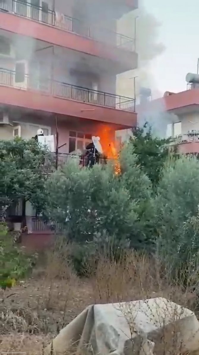 Evin balkonundaki kışlık odunların yanması sonucu çıkan yangın korkuttu