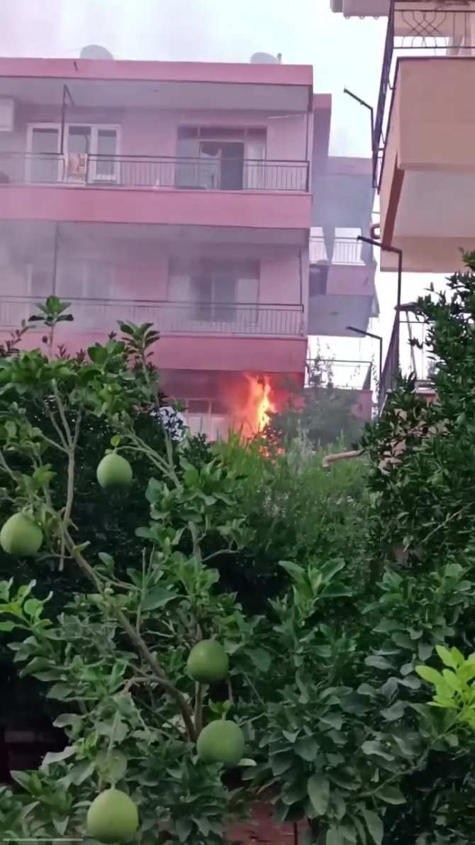 Evin balkonundaki kışlık odunların yanması sonucu çıkan yangın korkuttu