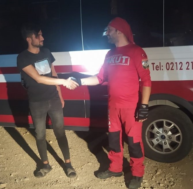 Keçileri kurtarmak isterken kayalıklarda mahsur kaldı