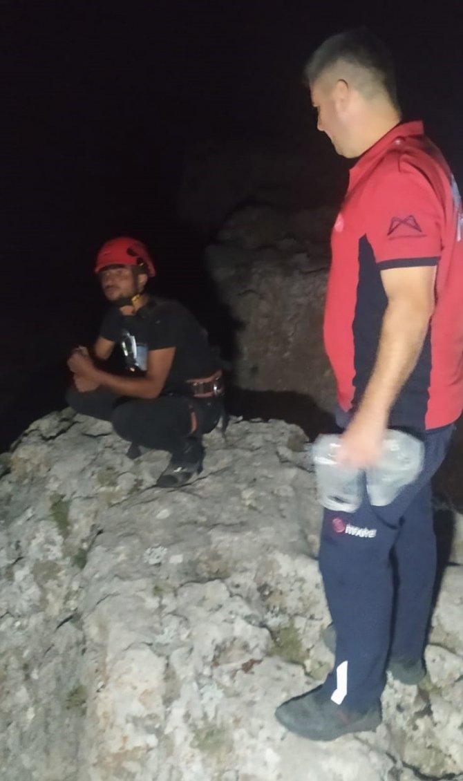 Keçileri kurtarmak isterken kayalıklarda mahsur kaldı