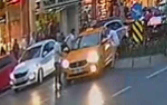 Kendilerini almayan taksiciye saldırdılar, o anlar kamerada