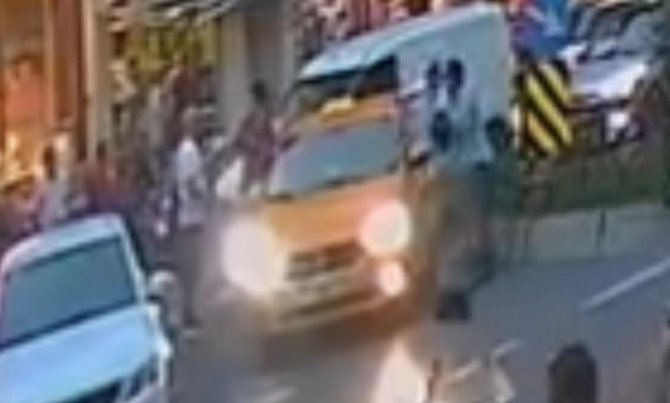 Kendilerini almayan taksiciye saldırdılar, o anlar kamerada