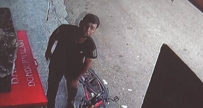 Marketten kasa kasa ekmek çalındı