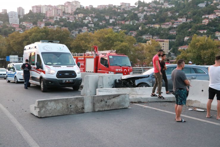 Otomobil beton bariyere çarptı: 3 yaralı