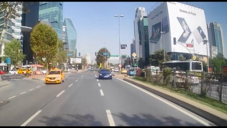 Otomobil köpeğe çarptı