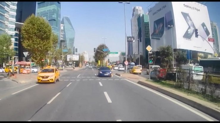 Otomobil köpeğe çarptı