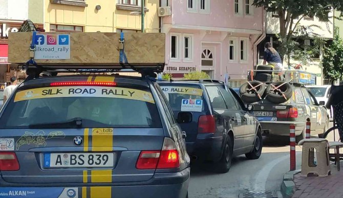 Otomobilin üzerinde şehir yolcuğu yaptı, gören bir daha baktı