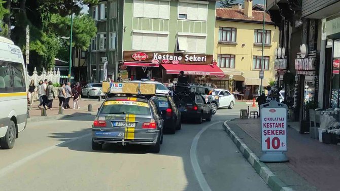 Otomobilin üzerinde şehir yolcuğu yaptı, gören bir daha baktı