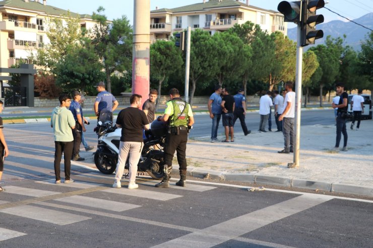 Polis aracıyla otomobil çarpıştı; 1'i polis 9 yaralı