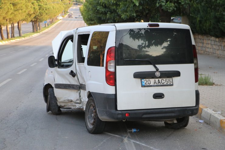 Polis aracıyla otomobil çarpıştı; 1'i polis 9 yaralı