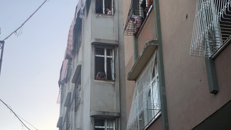 Polisten kaçarken çatıya çıkıp çocuğu tabancayla rehin aldı