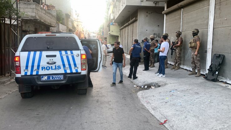 Polisten kaçarken çatıya çıkıp çocuğu tabancayla rehin aldı