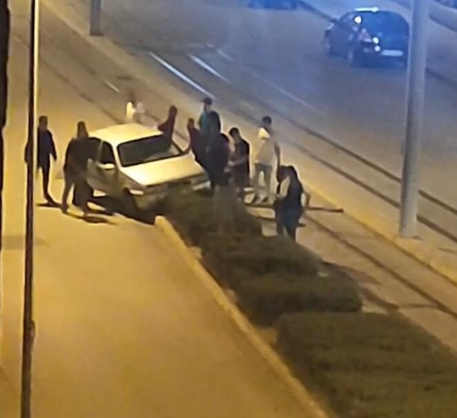 Refüjde kalan otomobili vatandaşlar çıkardı