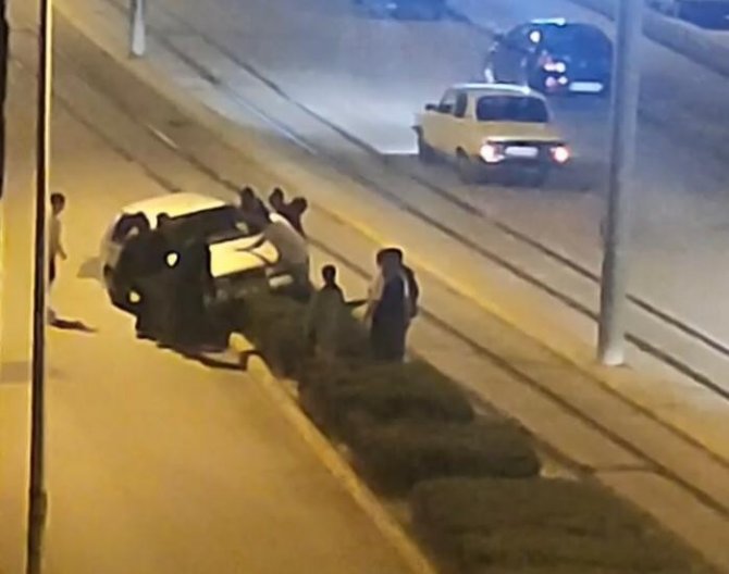 Refüjde kalan otomobili vatandaşlar çıkardı