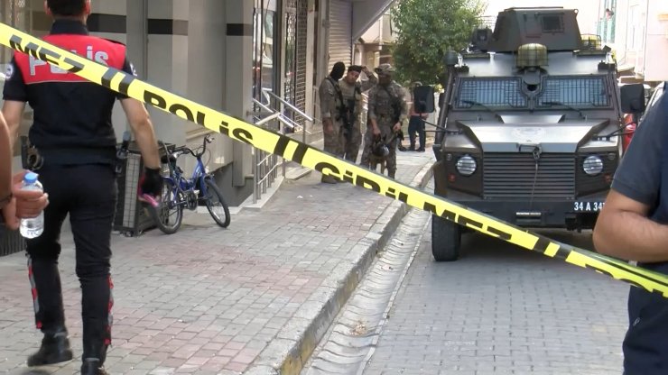 Tartıştığı kişiyi vurup kendini evine kilitledi