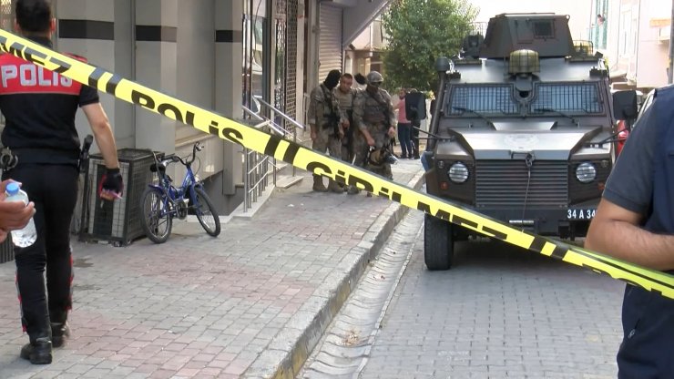 Tartıştığı kişiyi vurup kendini evine kilitledi