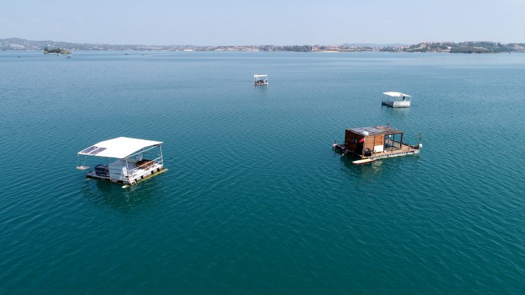 Yüzen barakadan ve kıyıdan göle giren 2 kişinin cesetleri bulundu