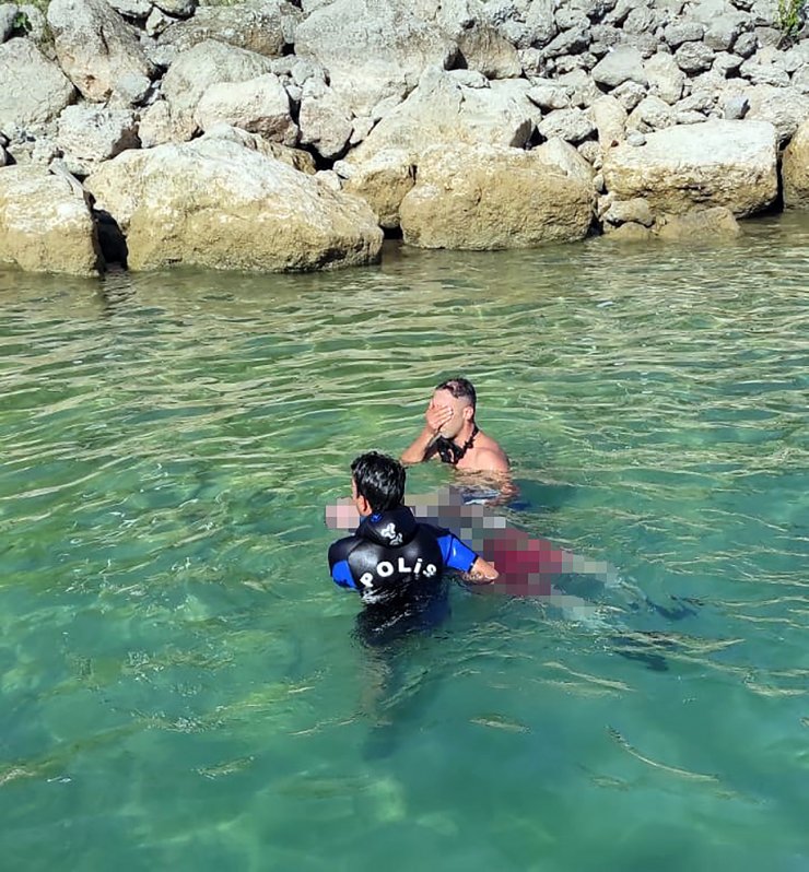 Yüzen barakadan ve kıyıdan göle giren 2 kişinin cesetleri bulundu