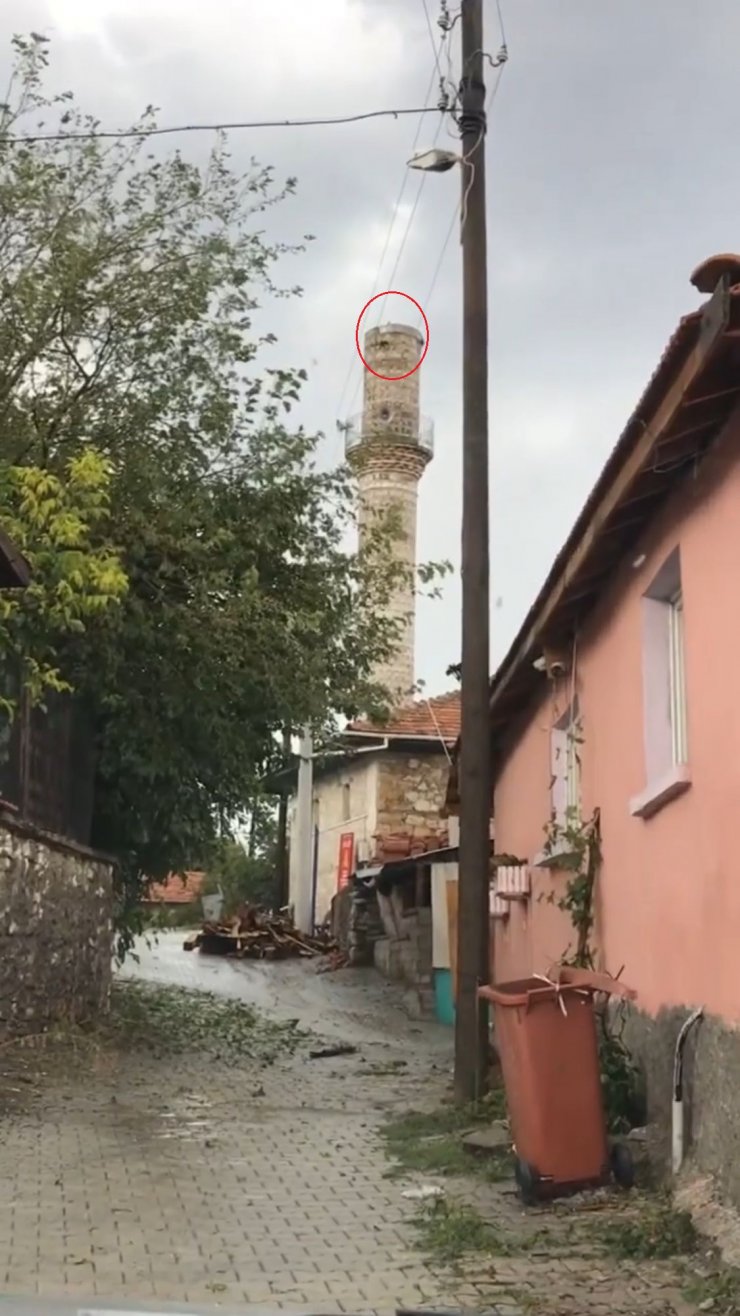 Dolu ve fırtınada cami minaresi hasar gördü