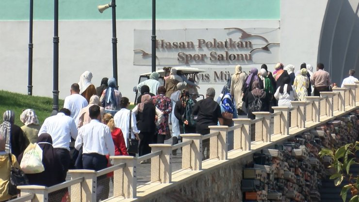 Emine Erdoğan: Milli değerleri hedef alan küresel ideolojilerin karşısında duracak olan sizlersiniz