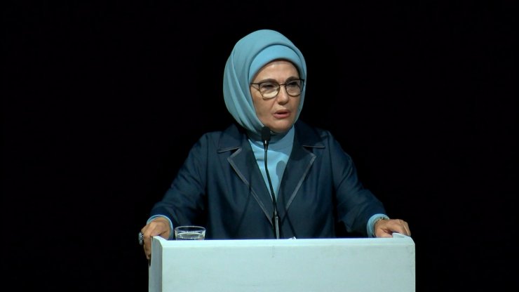 Emine Erdoğan: Milli değerleri hedef alan küresel ideolojilerin karşısında duracak olan sizlersiniz