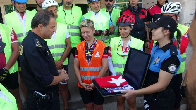 Emniyet Müdürü Gezer’den Dumlupınar’a giden bisikletçilere jest
