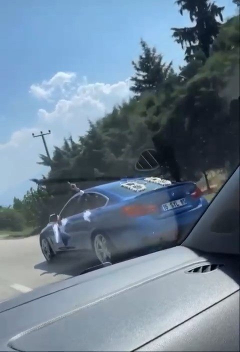 Gelin arabasından havaya 15 el ateş açtı