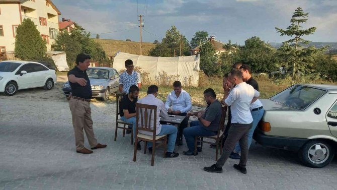 Gelin arabasının önünü oyun masası kurarak kestiler