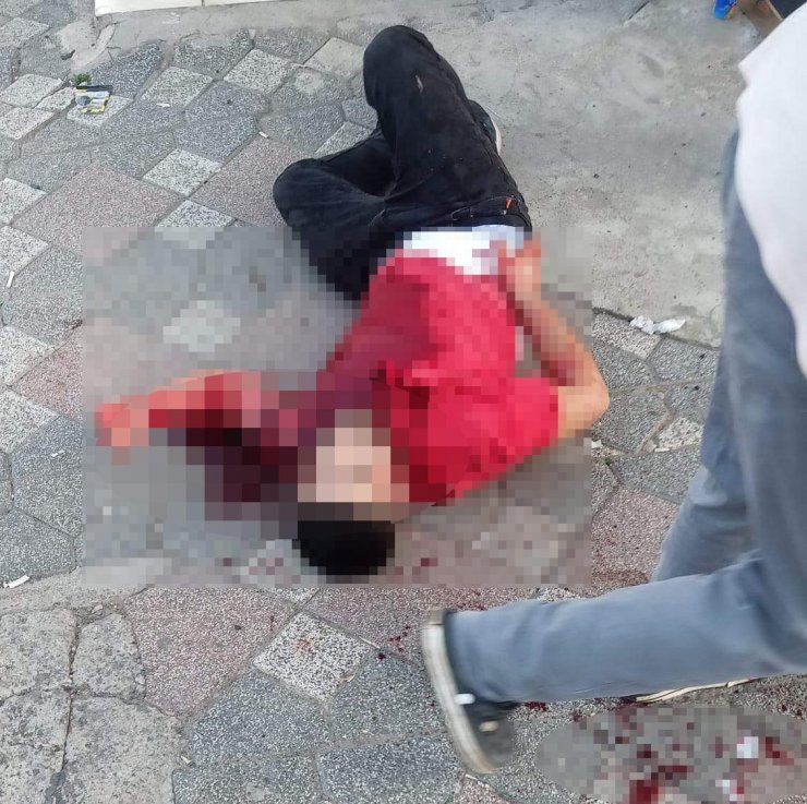 Girdiği dükkanda 1'i kadın, 2 kişiyi bıçakladı