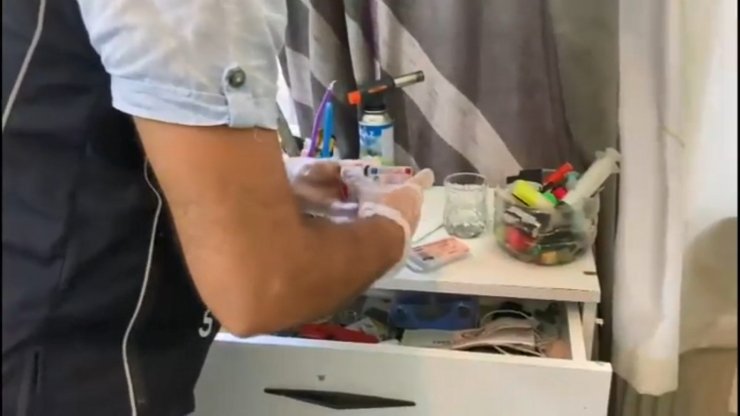 Kaçak göçmenler için sahte evrak hazırlayan Filistinli mühendis ve 3 kişi gözaltına alındı