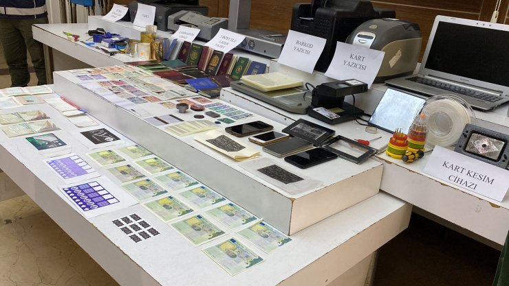 Kaçak göçmenler için sahte evrak hazırlayan Filistinli mühendis ve 3 kişi gözaltına alındı