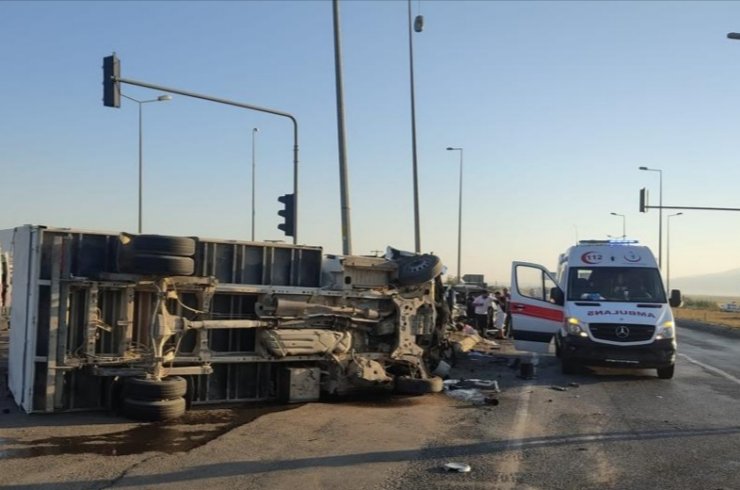Kamyonet ile hafif ticari araç çarpıştı: 2  çocuk öldü; 5 kişi ağır yaralandı