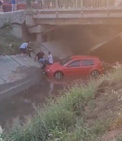 Kanala düşen aracın sürücüsü kazayı yara almadan atlattı