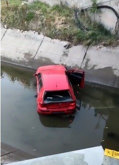 Kanala düşen aracın sürücüsü kazayı yara almadan atlattı