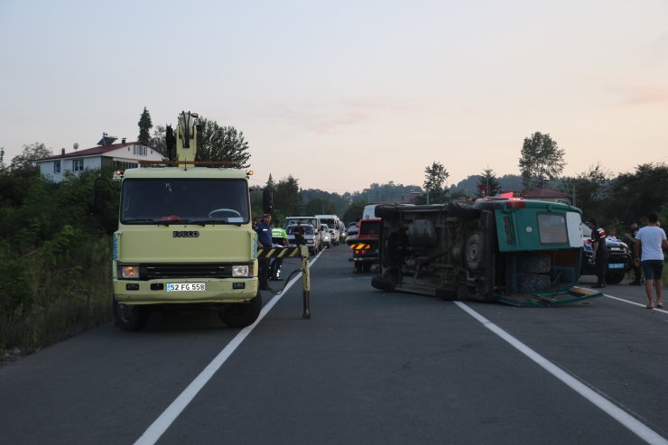 Köpeğe çarpmak için şerit değişten cip, yolcu minibüsüne çarptı: 17 yaralı