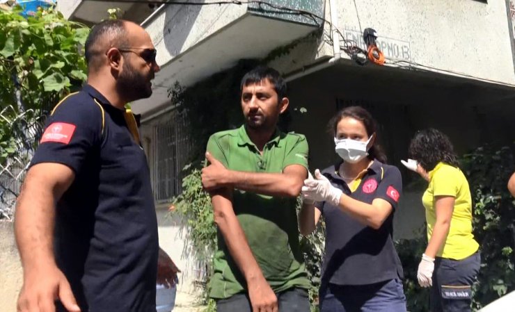 Otomobilinde uyuyan sürücü güçlükle uyandırıldı