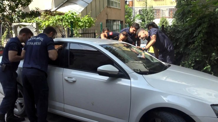 Otomobilinde uyuyan sürücü güçlükle uyandırıldı