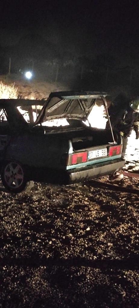 Park halindeki otomobil alev alev yandı