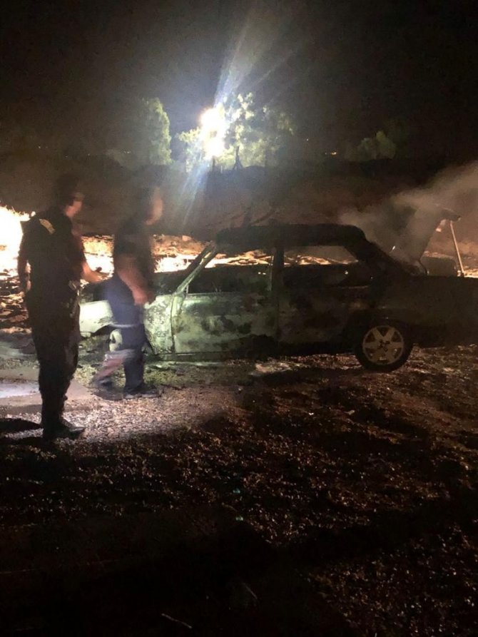 Park halindeki otomobil alev alev yandı