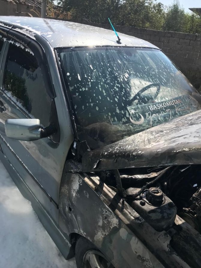 Park halindeyken yanan otomobil kullanılamaz hale geldi